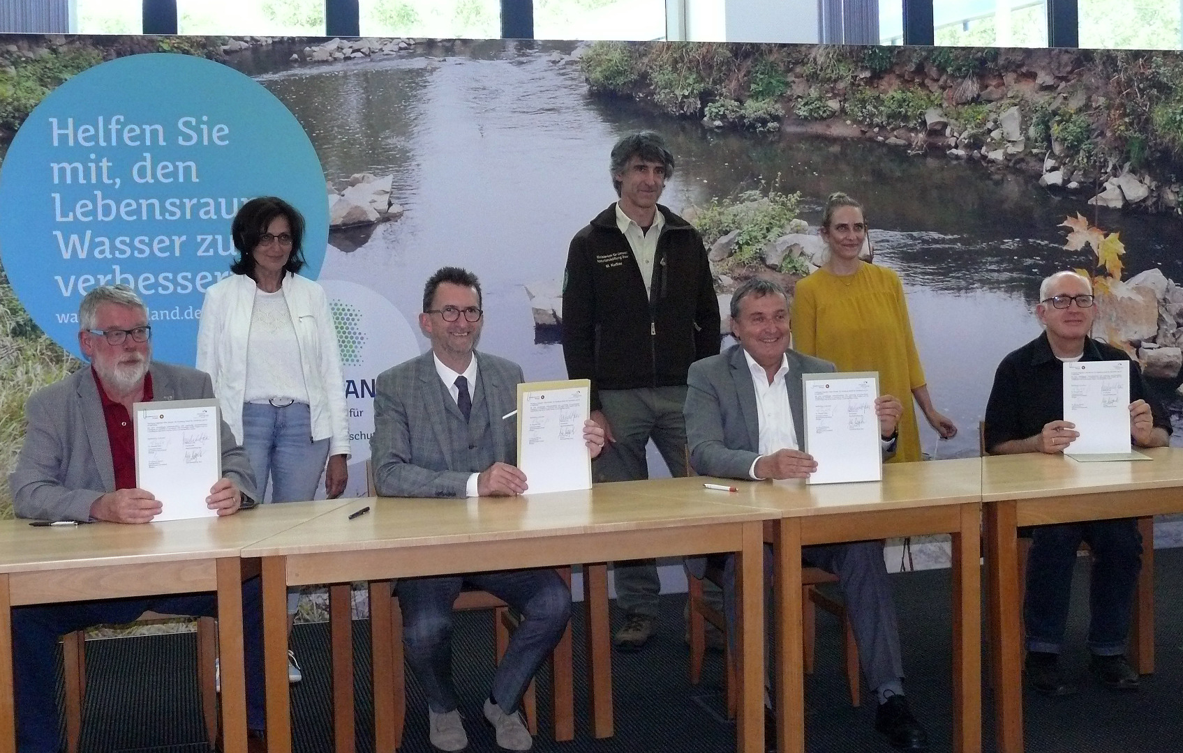 Von links: Udo Weyrath (Kurator Naturlandstiftung), Helga May-Didion (Abteilungsleiterin D, Umweltministerium) , Reinhold Jost (Minister für Umwelt und Verbraucherschutz sowie Vorsitzender der Naturlandstiftung Saar), Michael Keßler (Naturwacht Saarland), Dr. Theophil Gallo (Landrat Saar-Pfalz-Kreis), Carmen John (Junge Biosphäre), Dr. Gerhard Mörsch (Biosphärenzweckverband Bliesgau)