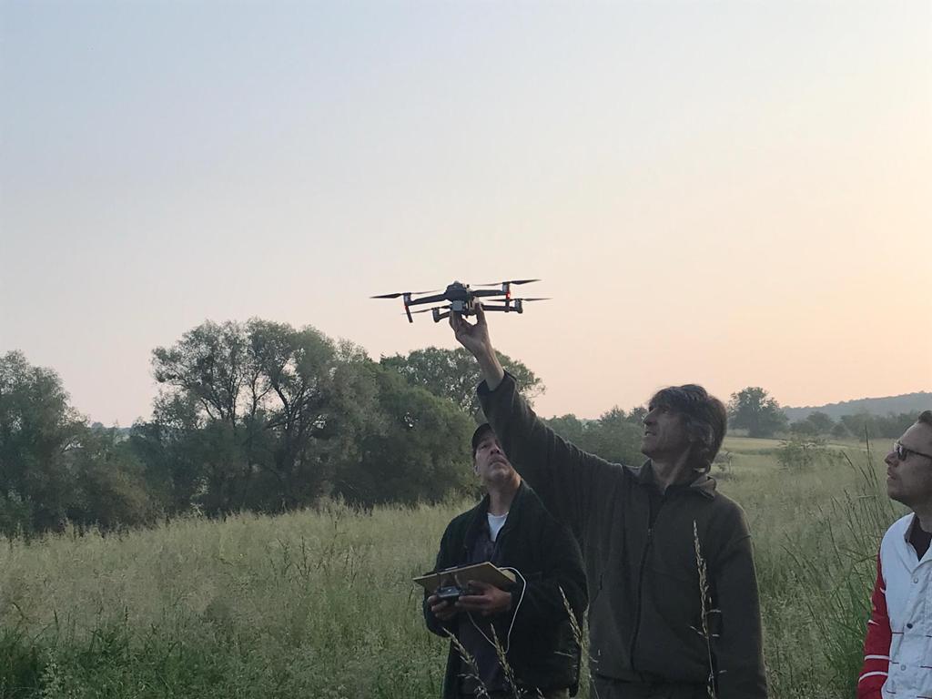 Michael Keßler lässt eine Drohne vor der Mahd fliegen.