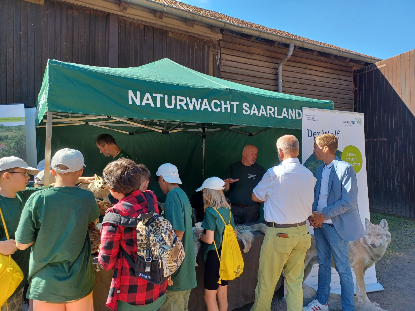 Am Stand der Naturwacht war viel Betrieb. Alle wollten die Wildkatze streicheln.